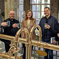 Nach der Heilquellen-Segnung wurde das Wasser auch getrunken von Diakon Maik Richter (von links), Pfarrer Gerd Greier, Kurdirektorin Sylvie Thormann, Priesterkandidat Benedict Dürrlauf und Oberbürgermeister Dirk Vogel