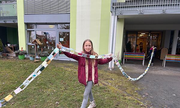 Rekordverdächtige Faschingsgirlande in Rödental: Stolz präsentierten die Kinder ihr tolles Meisterwerk.