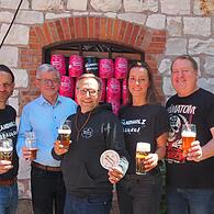 Das Team von der Melkendorfer Brandholz Brauerei mit dem Litzendorfer Bürgermeister Wolfgang Möhrlein.