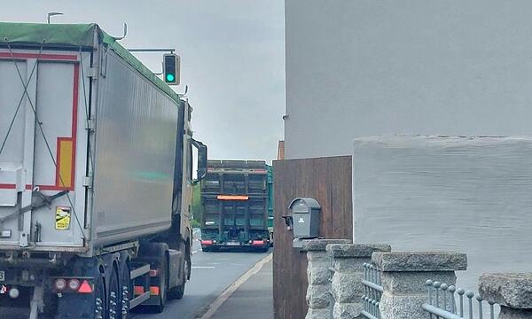 15.000 Mal pro Tag: Nur wenige Meter sind es in Gremsdorf zwischen Lastwagen und den Gebäuden.