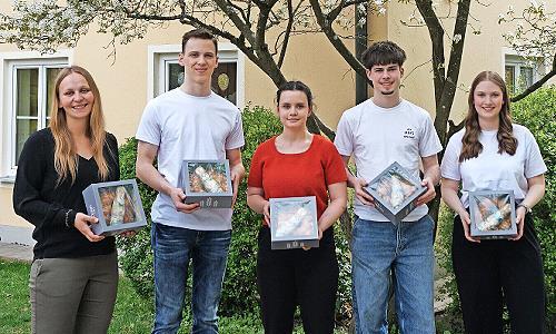 Unser Bild zeigt (von links) Katharina Schott von der Geschwister-Gummi-Stiftung mit den Ireks-Auszubildenden Tom Schrepfer, Helene Stöhr, Marius Herold und Chiara Müller.