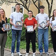 Unser Bild zeigt (von links) Katharina Schott von der Geschwister-Gummi-Stiftung mit den Ireks-Auszubildenden Tom Schrepfer, Helene Stöhr, Marius Herold und Chiara Müller.