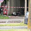 Auto fährt in München in Menschengruppe
