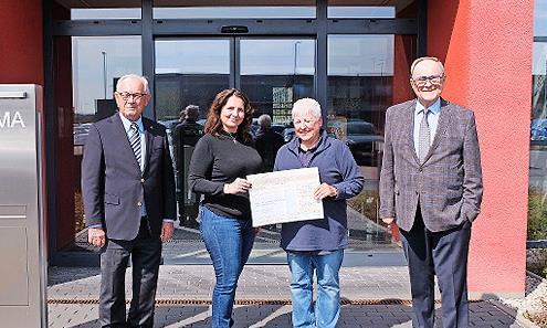 Christine Schneider-Knapp (2.  v.  r.), Vorsitzende, freut sich über die Spende für das Tierheim Forchheim. Stiftungsvorstand Wilhelm Polster (l.), Stiftungsrat Klaus Teichmann (r.) und die aus Forchheim stammende Norma-Mitarbeiterin Nicole Saffer...