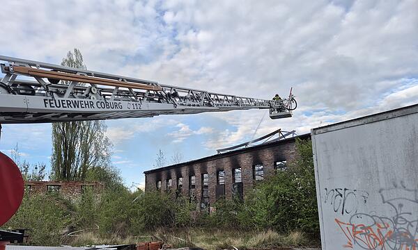 Der Lokschuppen in Coburg ist ausgebrannt.
