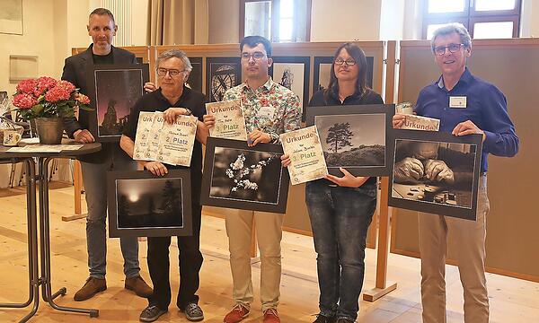 Die Fotogruppe zeichnete die Publikumslieblinge bei der jüngsten Ausstellung aus. Im Bild ( von links) Bürgermeister Martin Bernreuther, Gerhard Buberl, Tim Heller, Juliane Bienlein und Hubert Brunner. Gesamtsieger Egid Orth war bei der Ehrung nic...