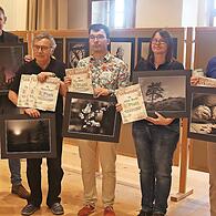 Die Fotogruppe zeichnete die Publikumslieblinge bei der jüngsten Ausstellung aus. Im Bild ( von links) Bürgermeister Martin Bernreuther, Gerhard Buberl, Tim Heller, Juliane Bienlein und Hubert Brunner. Gesamtsieger Egid Orth war bei der Ehrung nic...