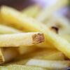 Pommes Frites liegen auf einem Teller