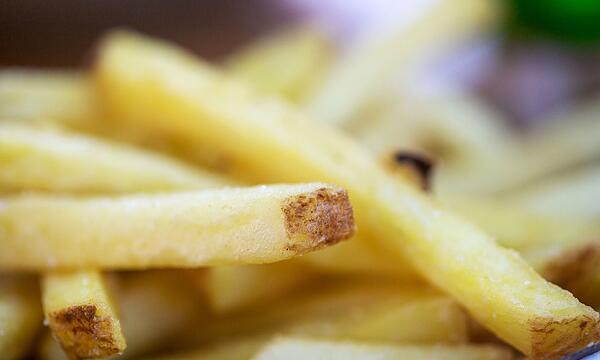 Pommes Frites liegen auf einem Teller