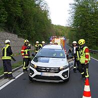 Mit Muskelkraft schoben die Einsatzkräfte das Auto über den Fahrradweg auf einen Grünstreifen