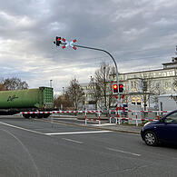 Endlich wieder mit einer regulären Schranke ausgestattet: Der Bahnübergang an der Tennenloher Straße in Erlangen