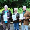 Schützenmeister Heinz Frötschner (l.) und Stellvertretender Bürgermeister Christian Fenn (r.) dankten für die Treue zur Schützengesellschaft Hammelburg (v. l.) Wolfgang Geis, Maria Sell (beide 40 Jahre) und Egon Schaub-Römisch (15 Jahre).