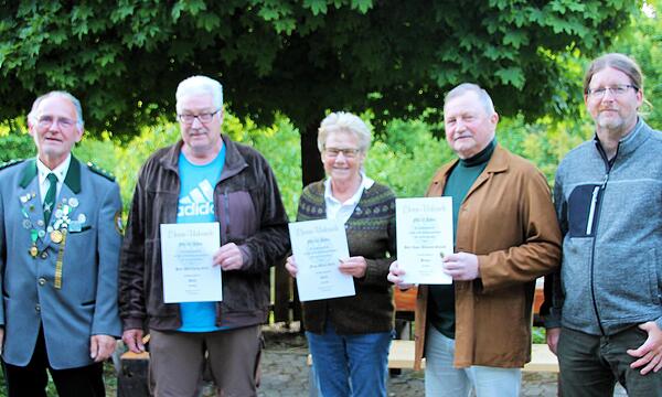 Schützenmeister Heinz Frötschner (l.) und Stellvertretender Bürgermeister Christian Fenn (r.) dankten für die Treue zur Schützengesellschaft Hammelburg (v. l.) Wolfgang Geis, Maria Sell (beide 40 Jahre) und Egon Schaub-Römisch (15 Jahre).
