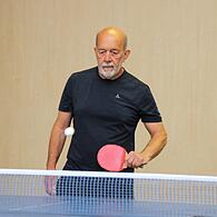 Tischtennis spielen in einer Halle