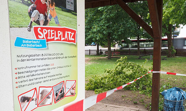 Bieberbach: Starke Windhose deckt mehrere Dächer ab