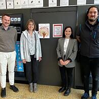 Übergabe der Spendenbox in der Aldi-Filiale in der Bayreuther Straße in Forchheim (v. r.): Christian Meißner (Regionalverkaufsleiter Aldi Süd), Claudia Weigand (Einrichtungsleitung „Haus für Kinder“ Pinzberg), Isabell Schmidt (stellvertretende Ein...