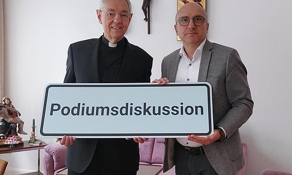 Erzbischof emeritus Ludwig Schick (l.) und Matthias Reubel von der IG „Aufbruch Leutenbach“.
