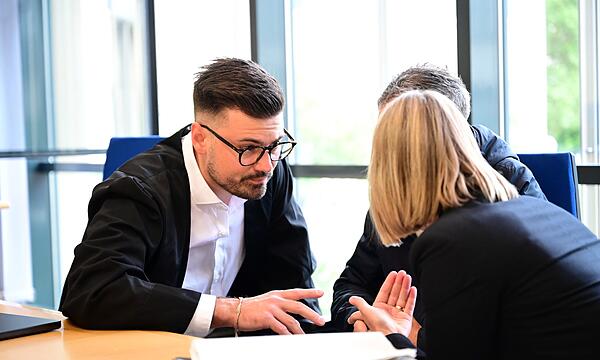 Rechtsanwalt Fabian Pflefka aus Bamberg und der Angeklagte (verdeckt von der Dolmetscherin)