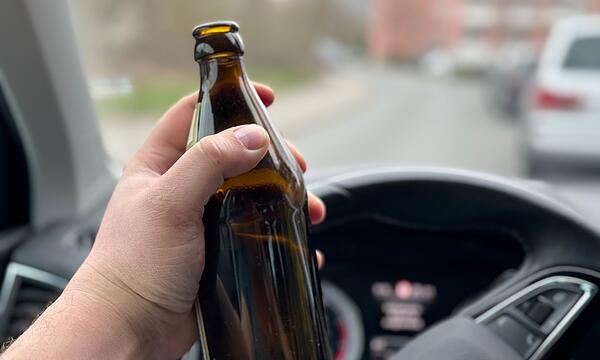Trotz Haftbefehl erschien der Mann betrunken mit dem Auto auf der Wache.