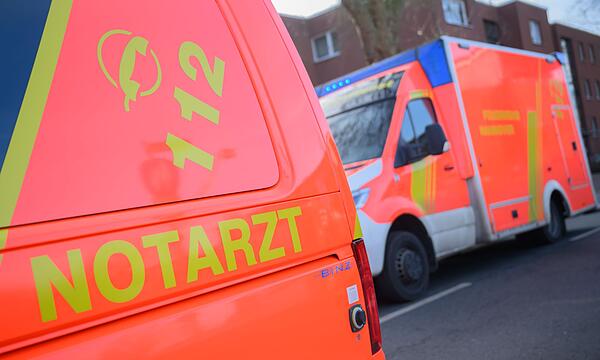 Notarzt und Rettungswagen