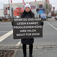 Nina Jeschke mit ihrem Demo-Schild