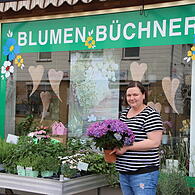 Stefanie Benende vor ihrer Gärtnerei "Blumen Büchner"