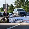 Wer sich auf der Straße festklebt, begeht nach Ansicht der Justiz eine strafbare Handlung, auch in Erlangen.