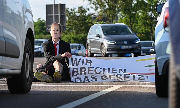 Wer sich auf der Straße festklebt, begeht nach Ansicht der Justiz eine strafbare Handlung, auch in Erlangen.