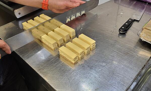 Thomas Kloiber teilt den Cheesecake auf.