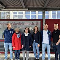 Spendenübergabe: (von links) Julian Enders (SG Oberleichtersbach), Claudia Straub (Kindergartenleitung St. Peter und Paul), Sabine Oschmann-Hockgeiger (Rektorin der Grundschule Oberleichtersbach), Karina Kirchner (Vorsitzende des St. Johannesverei...