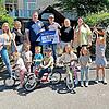 Die Spendenübergabe (v. l.): Annika Fietzeck (Erzieherin), Kristin Naumann (Förderverein), Marco Bauer und Klaus Fietzeck (Die Forchheimer Bierpatscher), Pia Böhme-Rotgeri (Förderverein), Monika Kaiser (Leitung Gerhardinger-Kinderhaus).