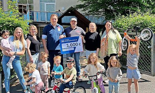 Die Spendenübergabe (v. l.): Annika Fietzeck (Erzieherin), Kristin Naumann (Förderverein), Marco Bauer und Klaus Fietzeck (Die Forchheimer Bierpatscher), Pia Böhme-Rotgeri (Förderverein), Monika Kaiser (Leitung Gerhardinger-Kinderhaus).