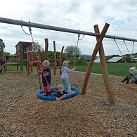Beim Einweihungsfest nahmen viele Kinder ihr neues Reich gleich richtig in Beschlag.