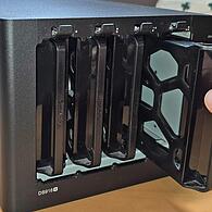 In meinem Büro verrichtet schon seit einigen Jahren ein NAS von Synology seinen Dienst. Vier Festplatten passen rein, die ohne Werkzeug getauscht werden können.