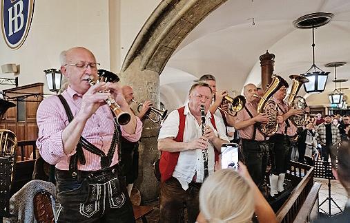 Die Heckenmusikanten aus Burgstall unterhielten das internationale Publikum im Münchner Hofbräuhaus.