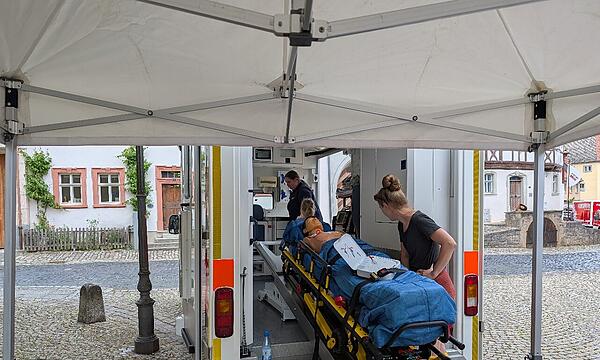 Die Trage ist hilfreich, doch kein Mensch möchte sie freiwillig belegen.