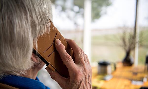 Ältere Person beim Telefonieren
