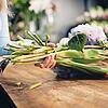 Nonstop Blumen binden: Viele Floristinnen haben eine Sechs-Tage-Woche und wenig Urlaub. Die Floristen-Gewerkschaft IG BAU Mainfranken will das jetzt ändern.