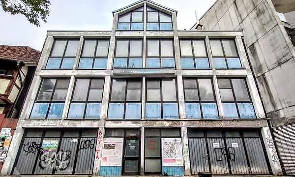 Vor Beginn der Abrissarbeiten:: Blick auf das Hintergebäude der ehemaligen Fleischfabrik Schlick aus Richtung Lohgraben