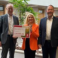 (v.l.): Bernd Fröhlich (Vorstandsvorsitzender der Sparkasse Mainfranken Würzburg und Vorsitzender des Stiftungsvorstandes), Landrätin Tamara Bischof und Gebietsdirektor Heiko Därr.