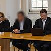 Ein 45-Jähriger (Mitte) wurde vom Amtsgericht Bad Neustadt wegen sexueller Übergriffe auf zwei Azubis zu einer Bewährungsstrafe verurteilt. Nun legten Staatsanwaltschaft und eine Nebenklagevertreterin Berufung ein. Ein 45-Jähriger (Mitte) wurde vom Amtsgericht Bad Neustadt wegen sexueller Übergriffe auf zwei Azubis zu einer Bewährungsstrafe verurteilt. Nun legten Staatsanwaltschaft und eine Nebenklagevertreterin Berufung ein.