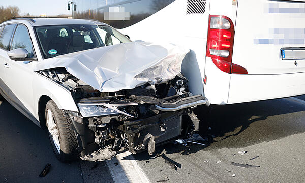 Unfall zwischen Auto und Omnibus auf der A 73