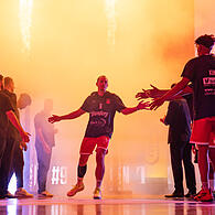 Karsten Tadda beim Einlauf vor seinem 638. BBL-Spiel gegen Ludwigsburg. Am Sonntag gegen Vechta bestreitet er seine letzte Partie.