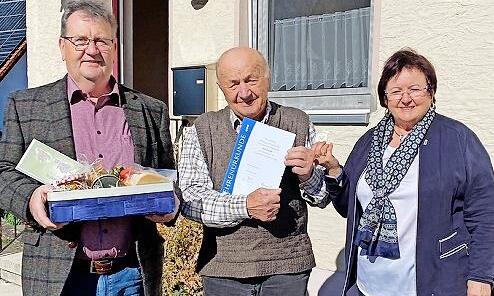 Bei der Ehrung im VdK (v. l.): Klaus Friedel, Franz Kari und Sonja Erlwein.