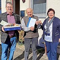 Bei der Ehrung im VdK (v. l.): Klaus Friedel, Franz Kari und Sonja Erlwein.