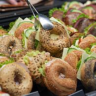 Belegte Backwaren liegen in der Auslage in einer Bäckerei