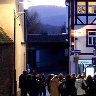 Zur Spazierrunde durch Hammelburg gab es Wein und Krimi-Auszüge.