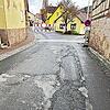 In sehr schlechtem Zustand ist die Fahrbahndecke der Von-Henneberg-Straße in Aschach.