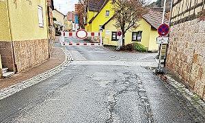 In sehr schlechtem Zustand ist die Fahrbahndecke der Von-Henneberg-Straße in Aschach.