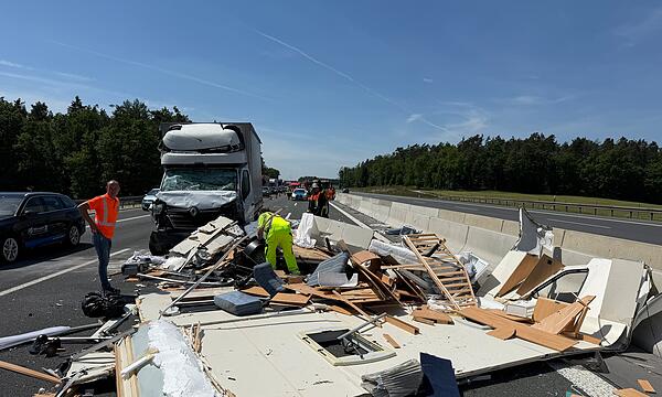 Trümmerfeld auf der Autobahn: Kleintransporter kracht in Wohnwagen und zerstört diesen komplett